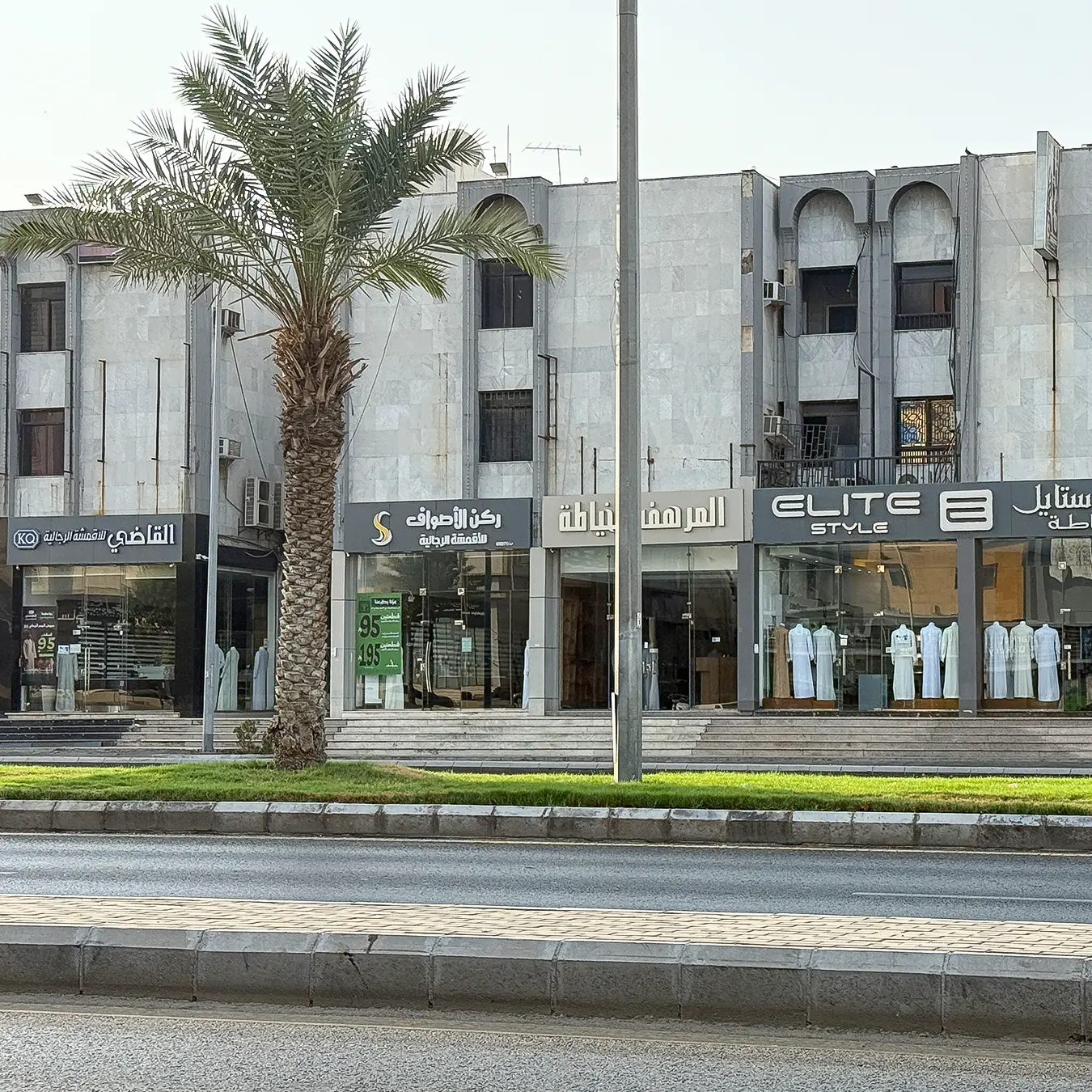 مركز شارع صاري التجاري السكني